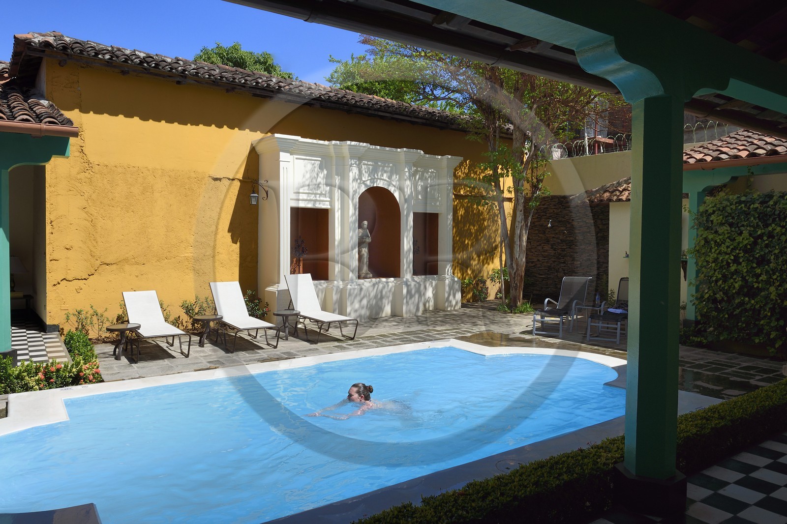 Nicaragua, Leon, hotel El Convento dans l'ancien couvent de San Francisco fondé en 1639, la piscine