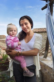 France, Alpes-Maritimes (06), Eze, Manon Deyney qui est la petite fille de Francis Blanche, et sa fille