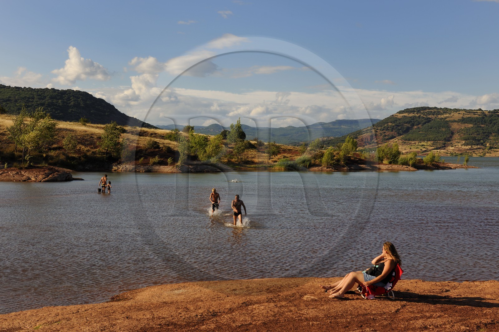 France, Hérault (34), terre rouge des bords du lac de Salagou