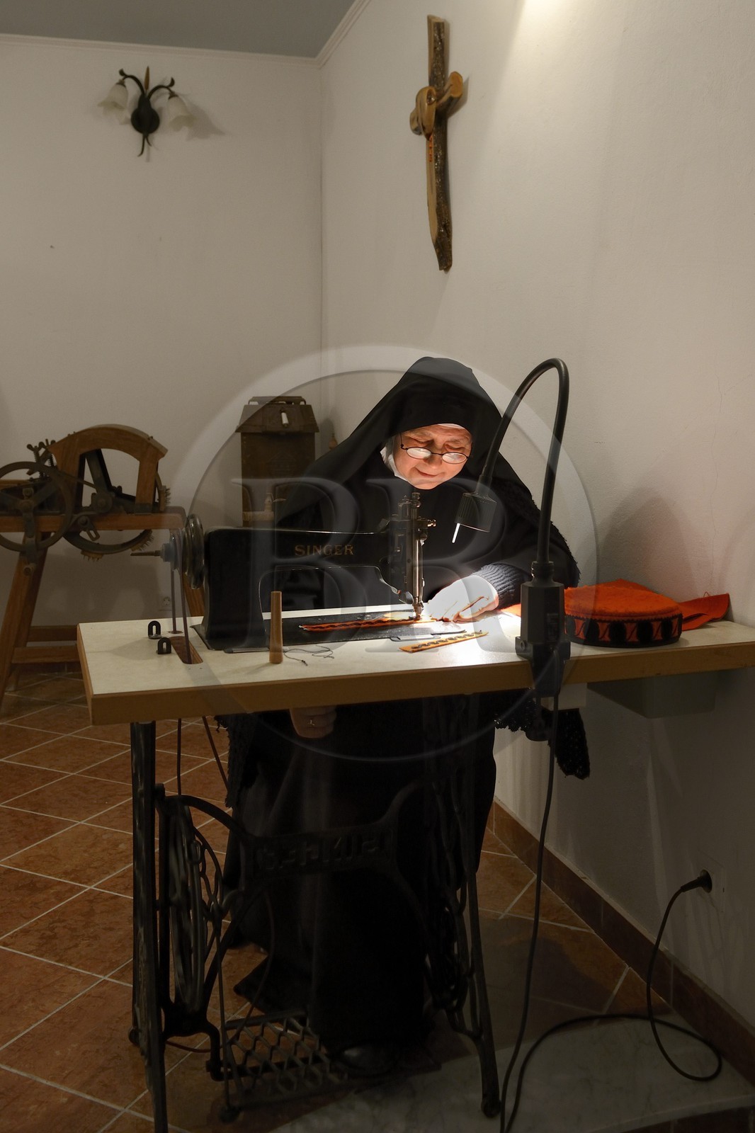 Croatie, Dalmatie, côte dalmate, Sibenik, Couvent Sainte-Lucie (samostan sv. Luce), les nonnes subviennent à leurs besoins en faisant des travaux de tricot et broderie pour les costumes traditionnels, soeur Fortunata
