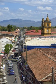 Nicaragua, Leon, Iglesia De La Recoleccion et le volcan Telica de la chaine de volcans de la cordillère des Maribios (ou Marrabios) en arrière plan
