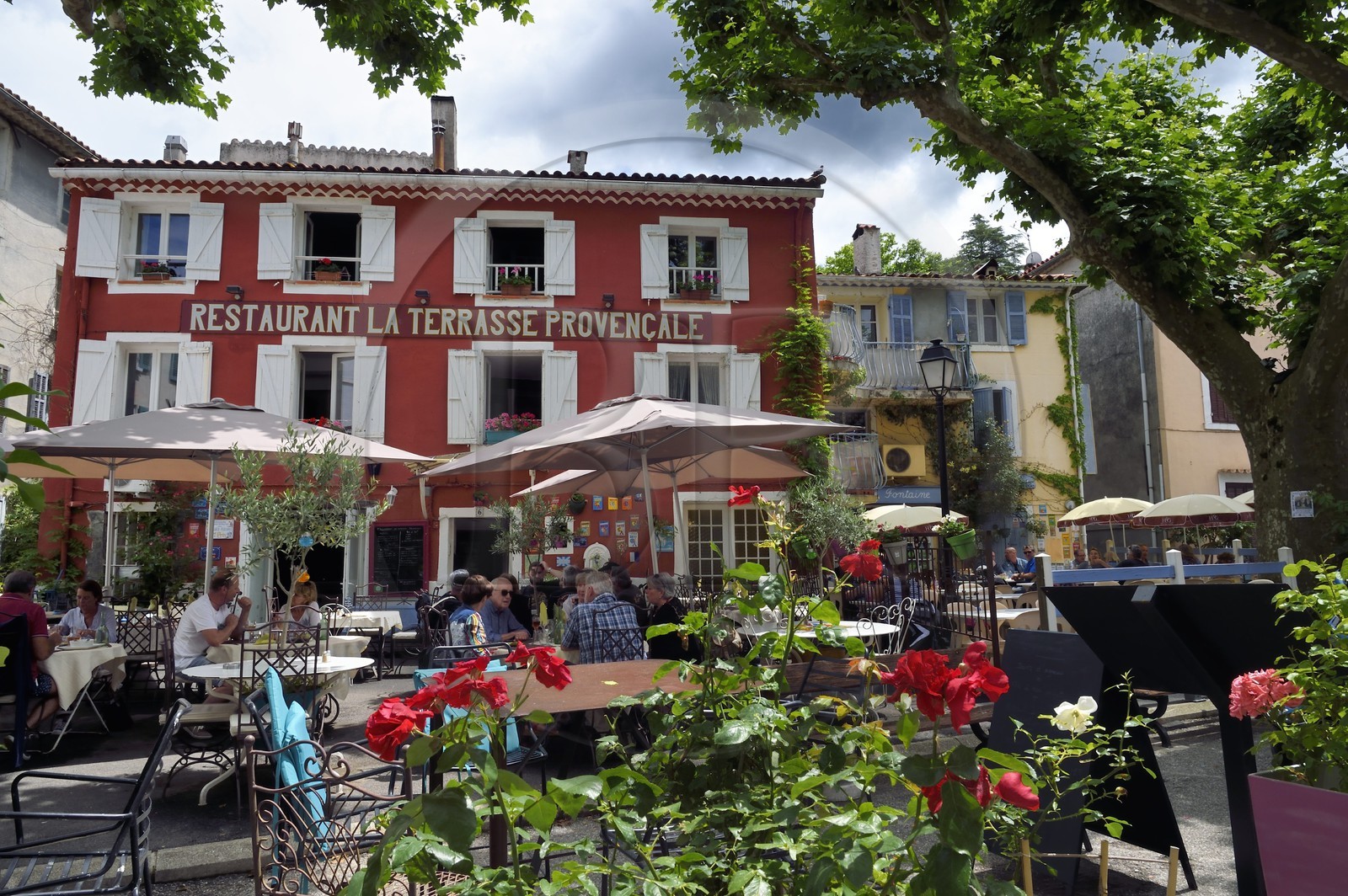 France, Var (83), Massif des Maures, Collobrières, restaurant La Terrasse Provencale sur la place de la République