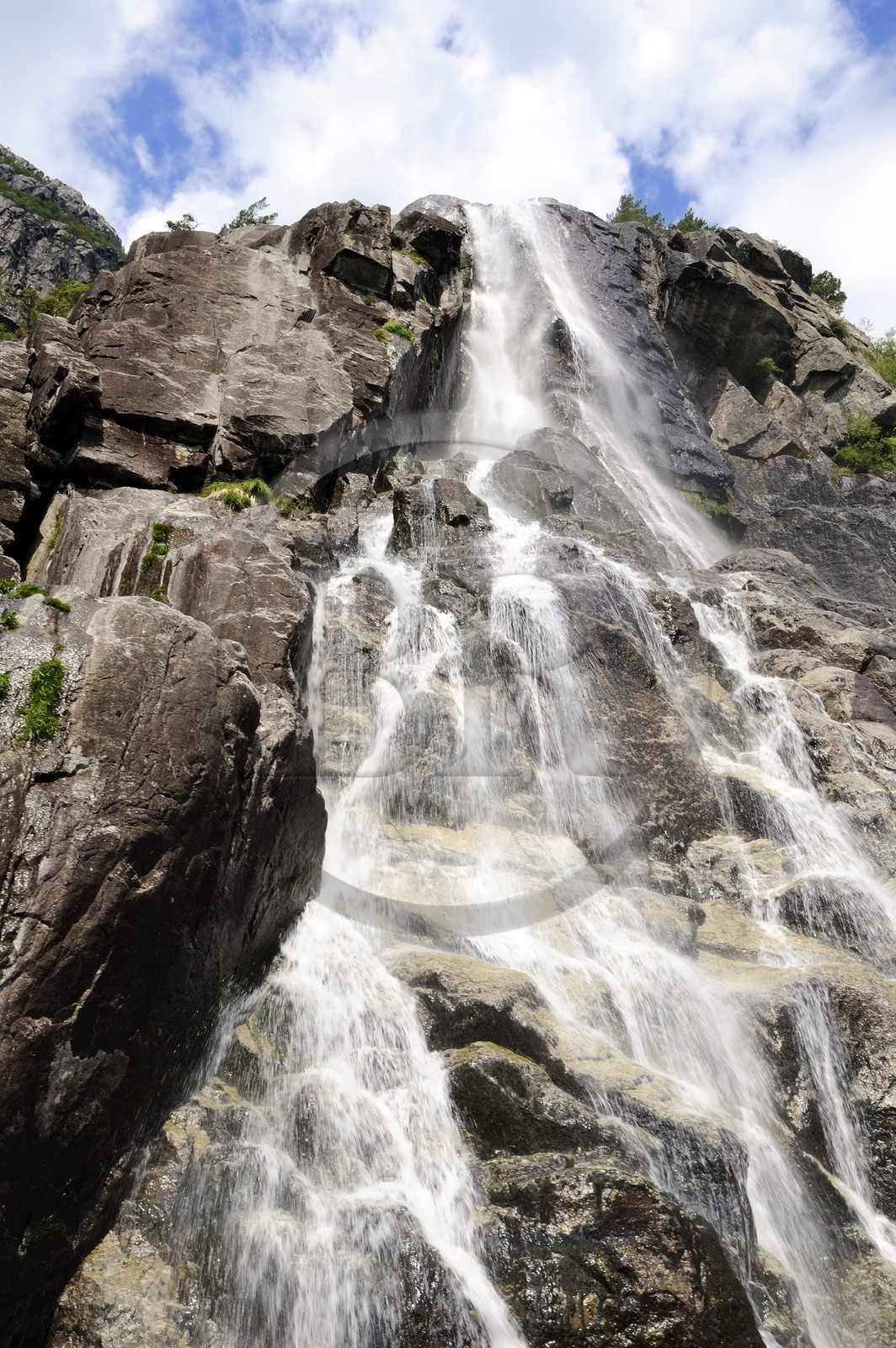 Norvège, Rogaland, chute d'eau tombant dans le Lysefjord, fjord de Lysebotn