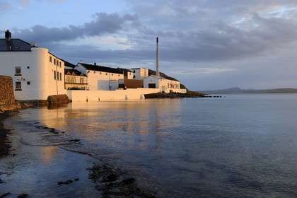 Royaume-Uni, Ecosse, Hébrides intérieures, Ile de Islay, Bowmore, la distillerie de whisky Bowmore sur la rive orientale du Loch Indaal