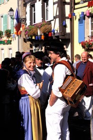 France, Haut-Rhin (68), Eguisheim, labellisé Les Plus Beaux Villages de France, fête du vin, un couple d' alsacien en costume