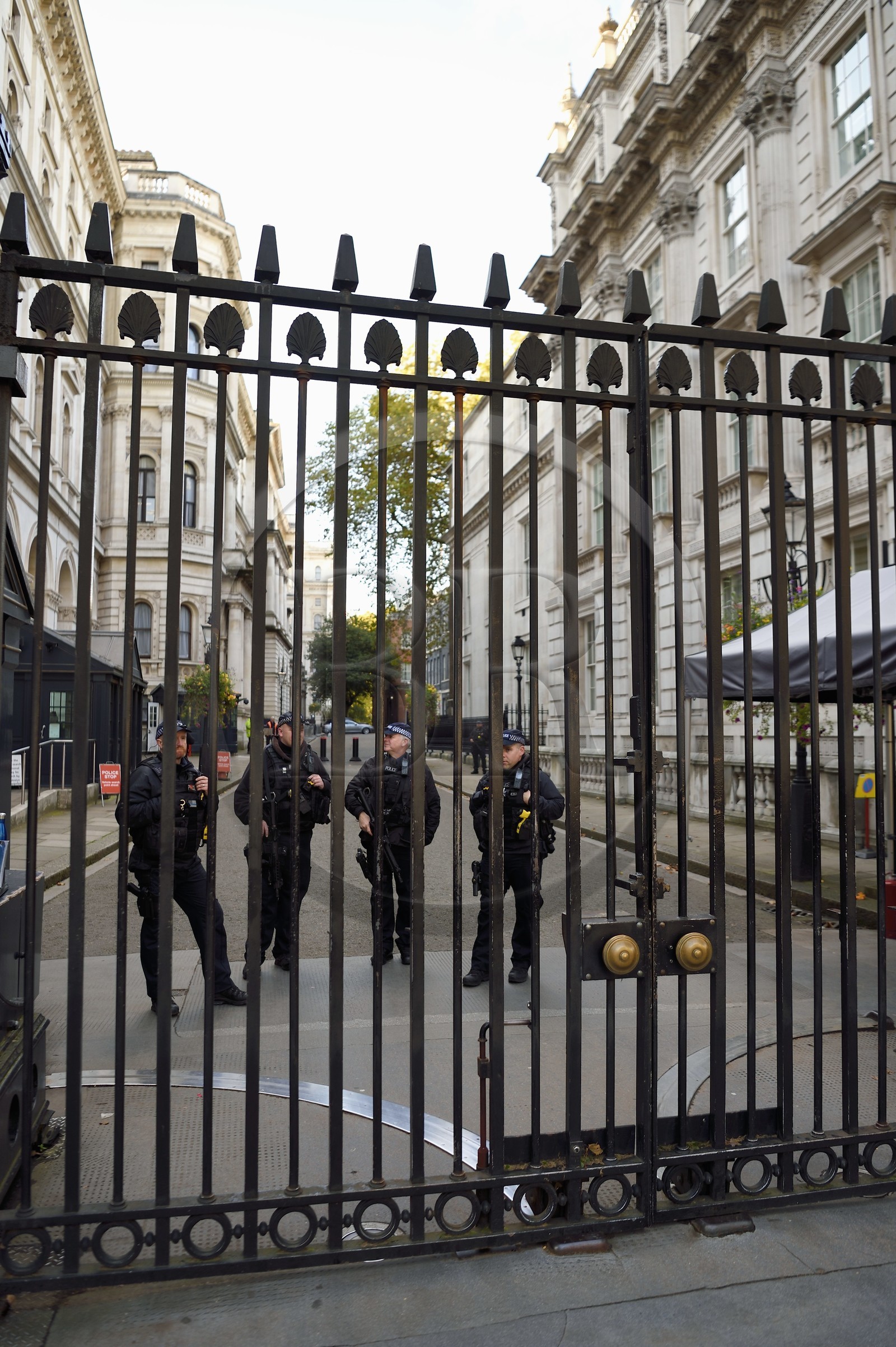 Royaume-Uni, Londres, Cité de Westminster, grilles gardées à l'entrée de la rue Downing street où le numéro 10 abrite l'habitation du premier Ministre