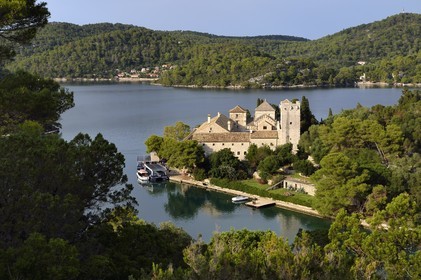 Croatie, Dalmatie, cote dalmate, Ile de Mljet, Parc national de Mljet, ancien monastère bénédictin sur l'ilot de Sainte Marie (Sveta Marija)