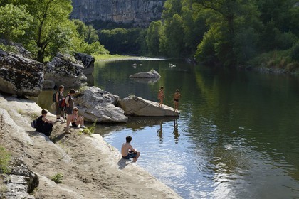 France, Ardèche (07), Ruoms, la rivière Ardèche dans les défilés de Ruoms à Pradons