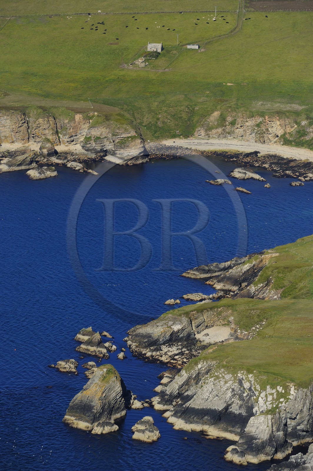 Royaume-Uni, Ecosse, Iles Orcades, Ile de South Ronaldsay, ferme en bordure de mer (vue aérienne)