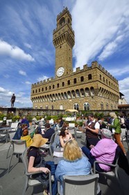 Italie, Toscane, Florence, centre historique classé Patrimoine Mondial de l'UNESCO, le Palazzo Vecchio depuis la terrasse de la Galleria degli Uffizi (galerie des Offices)