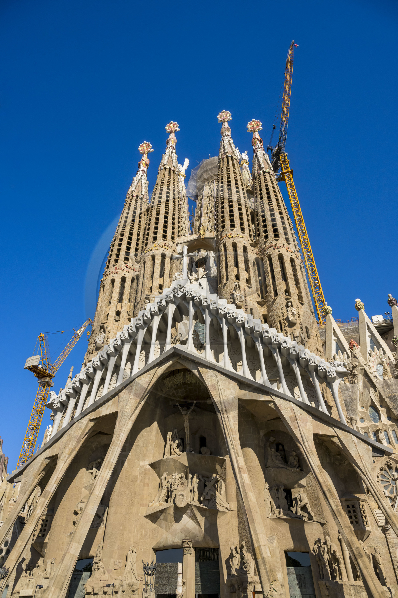 Espagne, Catalogne, Barcelone, quartier de l'Eixample, basilique de la Sagrada Familia de l'architecte du modernisme catalan Antoni Gaudi classée Patrimoine Mondial de l'UNESCO, la façade de la passion