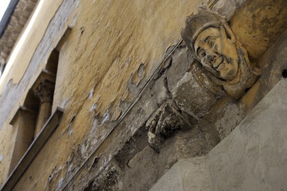 France, Hérault (34), Béziers, sculpture moyenageuse sur la façade d'une maison de la rue du Chapeau Rouge