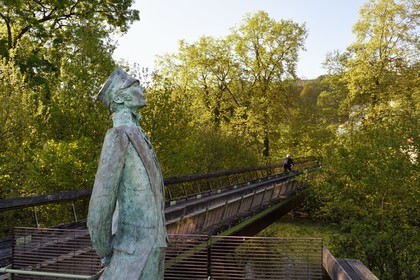 France, Charente (16), Angoulême, Corto Maltese, sculpture en bronze de Luc et Livio Benedetti, sur la passerelle Hugo Pratt au dessus de la Charente qui relie les batiments de la Cité internationale de la bande dessinée et de l’image (CIBDI)