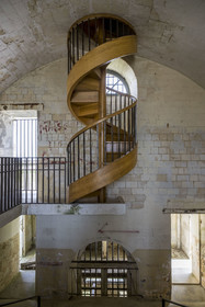 France, Charente-Maritime (17), Port-des-Barques, Ile Madame, le fort construit en 1703, escalier moderne chef d'oeuvre de compagnons menuisiers
