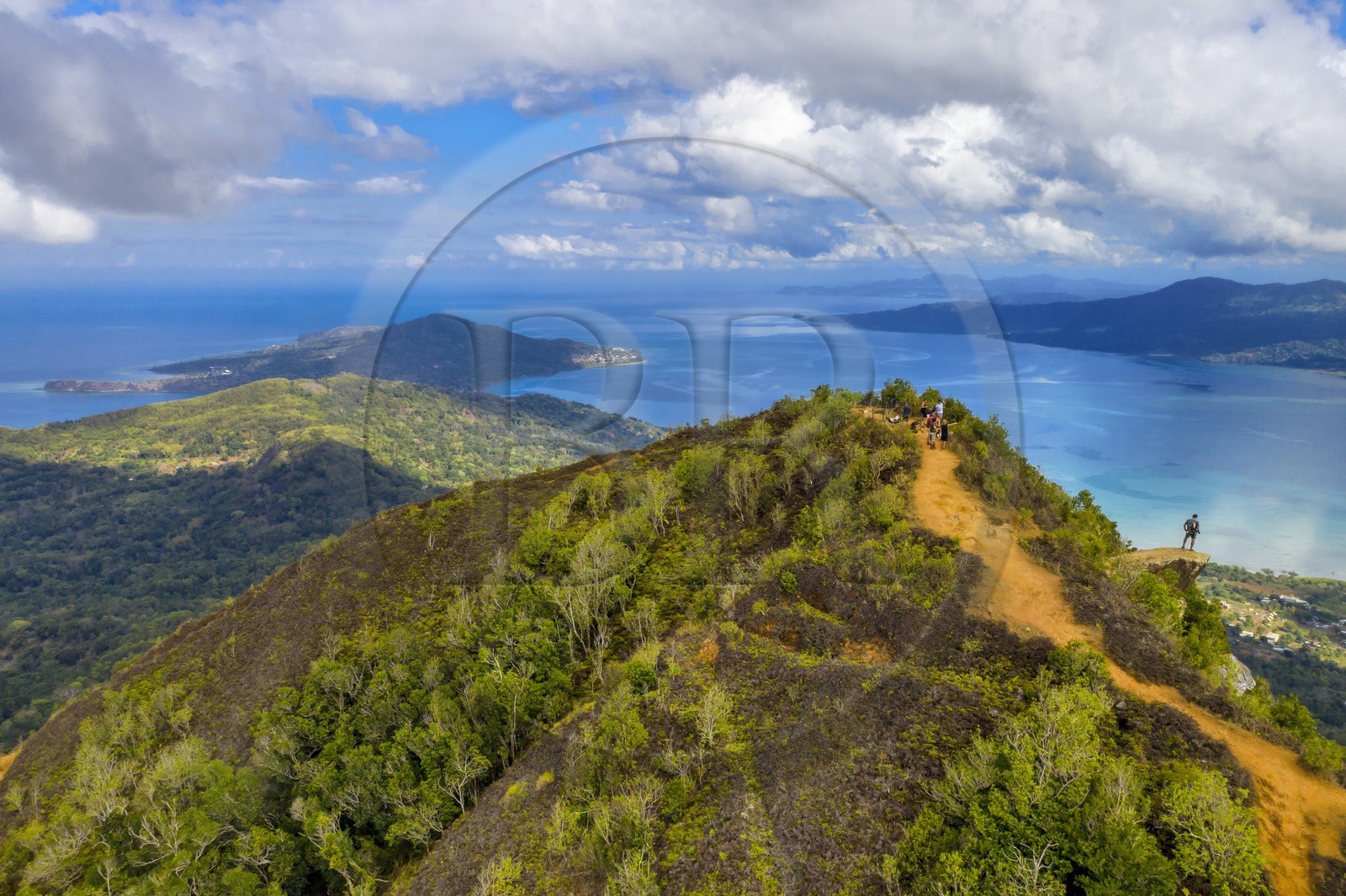 France, Ile de Mayotte, Grande-Terre, Réserve Forestière des Cretes du Sud, randonneurs au sommet du Mont Choungui (594 mètres) et la Baie de Bouéni en arrière plan (vue aérienne)