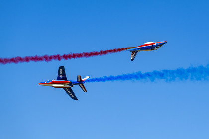 France, Bouches-du-Rhône (13), Salon-de-Provence, base aerienne 701, base de la Patrouille de France (PAF pour Patrouille acrobatique de France) de l'Armée de l'air et de l'espace française, figure de croisement des solos lors d'un vol d'entrainement des avions Alphajet