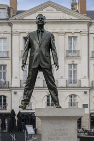 France, Loire-Atlantique (44), Nantes, quartier Bouffay, Place du Bouffay, statue Eloge du Pas de Côté de l'artiste Philippe Ramette