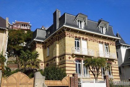 France, Seine-Maritime (76), la commune de Sainte-Adresse voisine du Havre par la côte, villas rue du Roi Albert