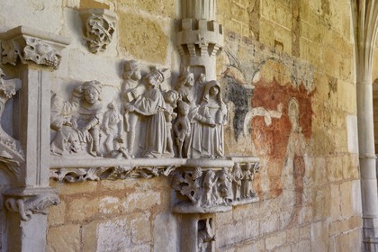 France, Dordogne (24), Périgord Noir, Le Buisson-de-Cadouin, abbaye de Cadouin, étape sur le chemin de Compostelle, site classé Patrimoine Mondial de l'UNESCO, le cloitre du XVe siècle, bas-relief de la passion du Christ au dessus du banc des moines (détail)