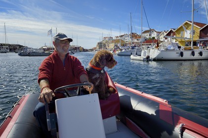 Suède, Västra Götaland, port de Smögen, Cyril et son chien Simpson