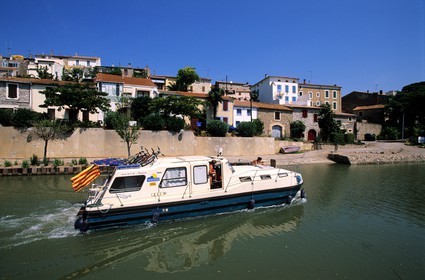 France, Aude (11), village de Paraza vers Lézignan-Corbières, péniche sur Canal du Midi