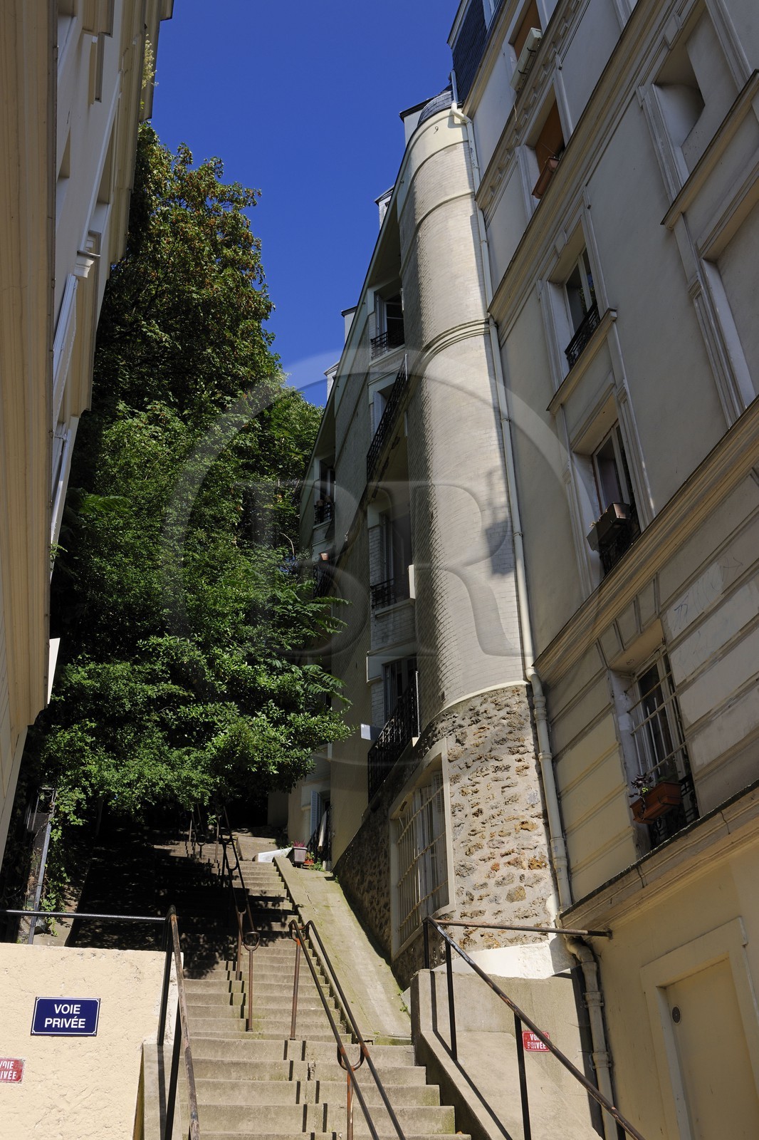 France, Paris (75), la Butte Montmartre, escalier d'une voie privée le passage des sorcières