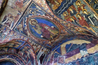France, Haute-Loire (43), Brioude, la Basilique Saint-Julien de Brioude de style roman auvergnat, fresques du XIIIe siècle de la chapelle Saint Michel, Christ en gloire est entouré des quatre évangélistes, des anges et des saints