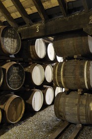 Royaume-Uni, Ecosse, Iles Orcades, Kirkwall, distillerie de whisky Highland Park, stockage pour faire vieillir le whisky