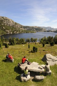 Norvège, Rogaland, région du Lysefjord, petit lac au départ du chemin de randonnée menant au Rocher de La Chaire (Preikestolen)