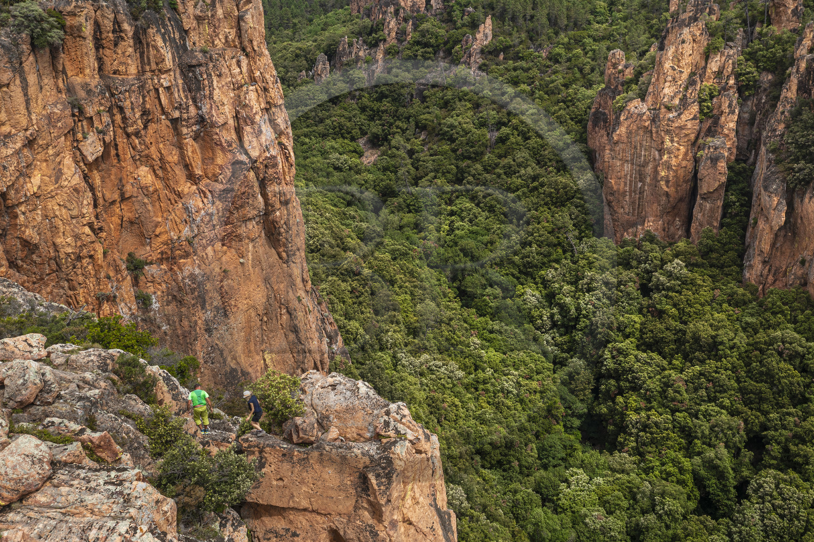 France, Var (83), entre Bagnols-en-Forêt et Roquebrune-sur-Argens, randonneurs à l'entrée des Gorges du Blavet (vue aérienne)