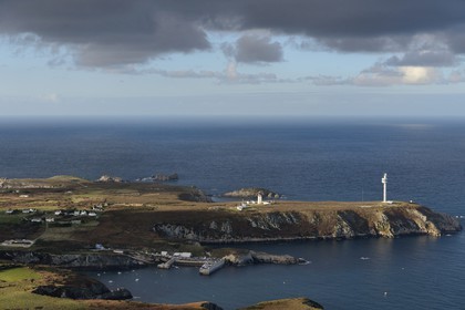 France, Finistère (29), parc naturel régional d'Armorique, mer d'Iroise, Ile d'Ouessant, réserve de Biosphère (UNESCO), la tour radar du Stiff qui surveille le rail de circulation maritime passant au large d'Ouessant et le port maritime (vue aérienne)