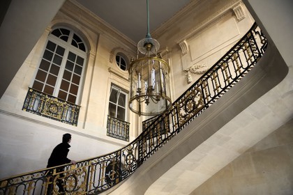 France, Yvelines (78), château de Versailles, classé Patrimoine Mondial de l'UNESCO, le domaine de Marie-Antoinette, le Petit Trianon, le grand escalier de pierre avec sa rampe en fer forgé