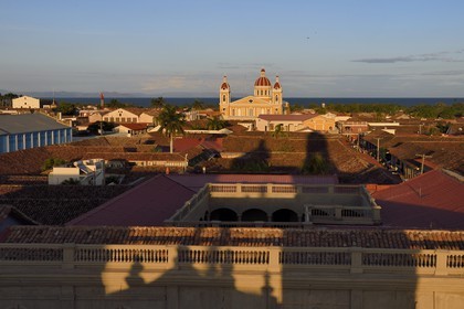 Nicaragua, Granada, parque Central (Parque Colon), la cathédrale et le lac Nicaragua en arrière plan