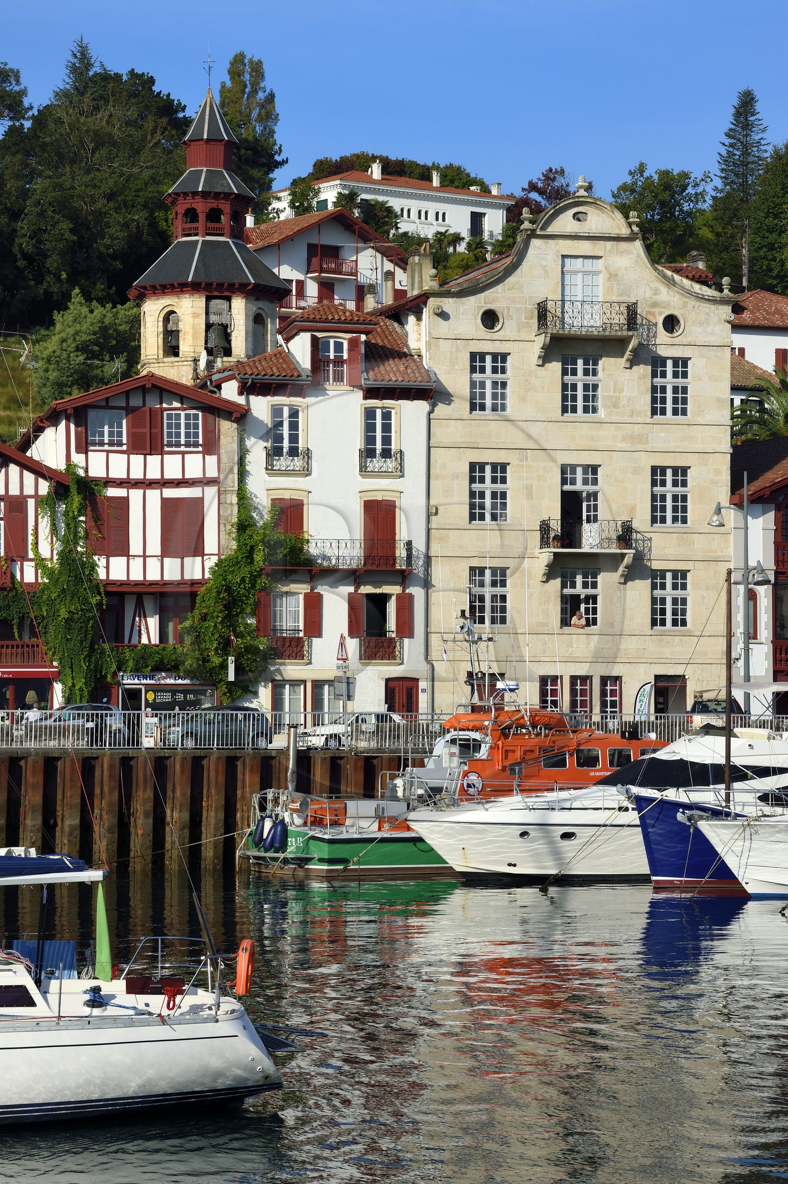 France, Pyrénées-Atlantiques (64), la côte du Pays-Basque, Ciboure, la maison natale de Maurice Ravel (en pierre) et le clocher de l'église Saint-Vincent
