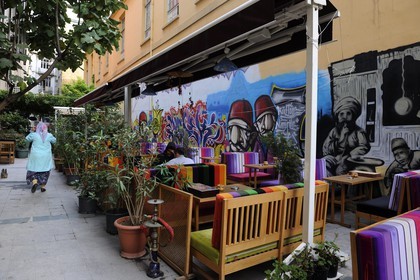 Turquie, Istanbul, quartier de Beyoglu, le Kültür Nargile Cafe dans une ruelle derrière la rue Istiklal Caddesi