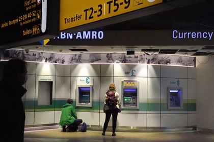 Hollande, Amsterdam, aéroport de Schiphol, distributeur de billets en euros €, livres sterling £ et dollars $