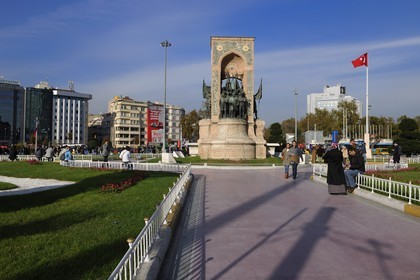 Turquie, Istanbul, quartier de Beyoglu, monument de la République qui rend hommage à Atatürk et aux héros de l'indépendance à Taksim