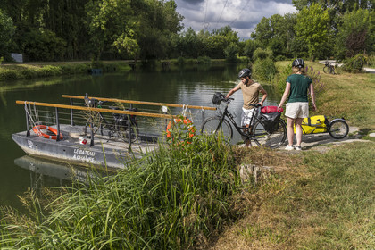 France, Deux-Sèvres (79), le Marais Poitevin, la Venise Verte, Magné, randonnée à bicyclette, passage de la Sèvre Niortaise à sur un des bateaux à chaines en libre accès