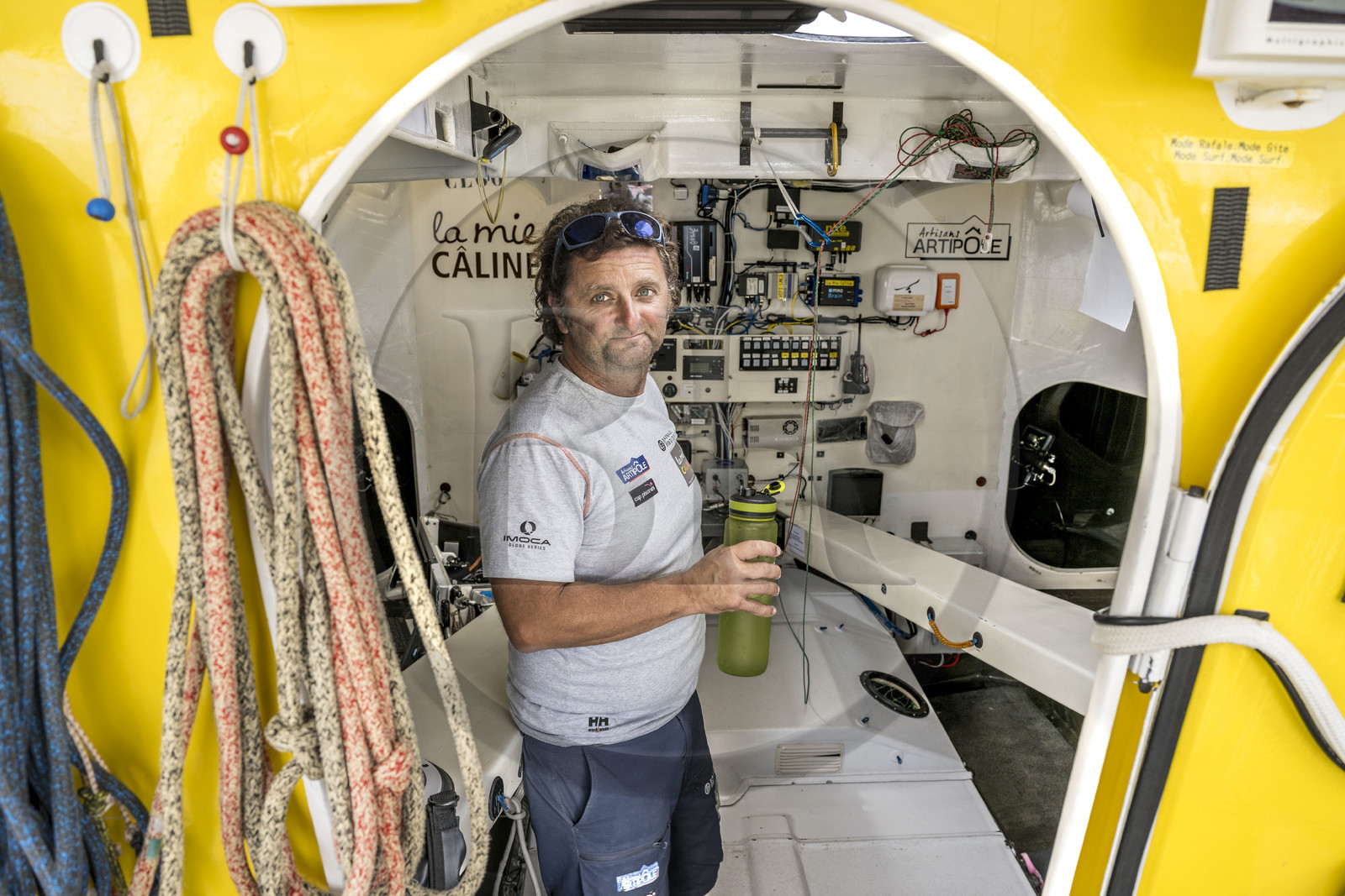 France, Vendée (85), Les-Sables-d'Olonne, Port Olona, ponton des voiliers du Vendée Globe, le skipper Arnaud Boissière du voilier monocoque de 60 pieds IMOCA La Mie Caline