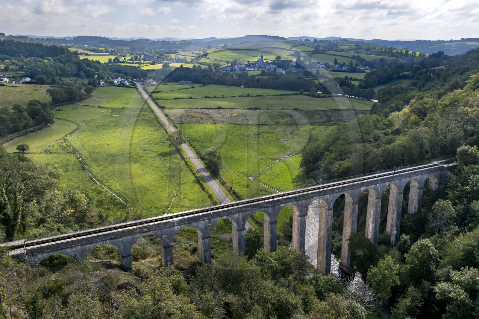 France, Nièvre (58), Parc naturel régional du Morvan, Montreuillon, pont aqueduc de Montreuillon construit en 1841, haut de 33 m et long de 152 m avec 13 arches larges de 8 m, le long de la Rigole d’Yonne qui puise les eaux de l'Yonne au lac de Pannecière et alimente le canal du Nivernais (vue aérienne)