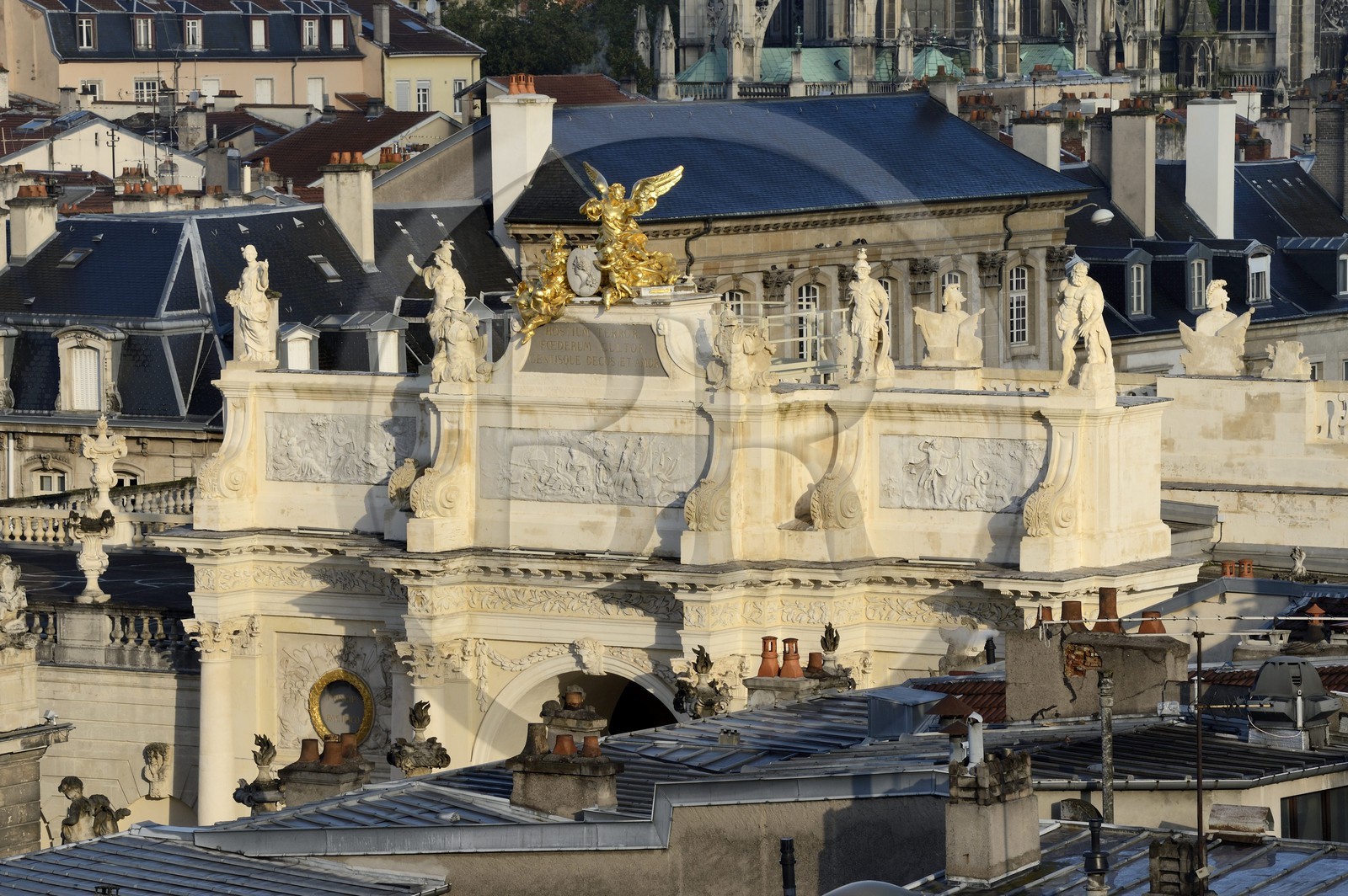 France, Meurthe-et-Moselle (54), Nancy, place Stanislas (ancienne Place Royale) construite par Stanislas Leszczynski, roi de Pologne et dernier duc de Lorraine au XVIIIe siècle, classée Patrimoine Mondial de l'UNESCO, l'Arc de Triomphe (la Porte Héré)