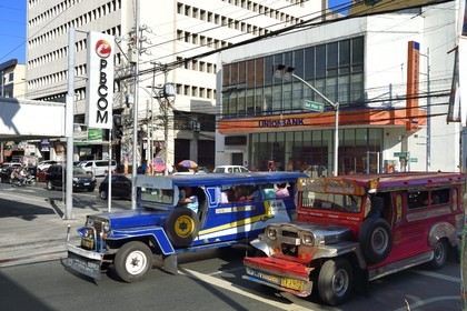 Philippines, Ile de Luzon, Manille, quartier Ermita,  jeepney (jeep allongée pour le transport de passagers)