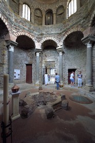 France, Var (83), Fréjus, la cathédrale Saint Léonce (XVIe siècle), le baptistère octogonal paléochrétien du Ve siècle qui réemploie des colonnes antiques