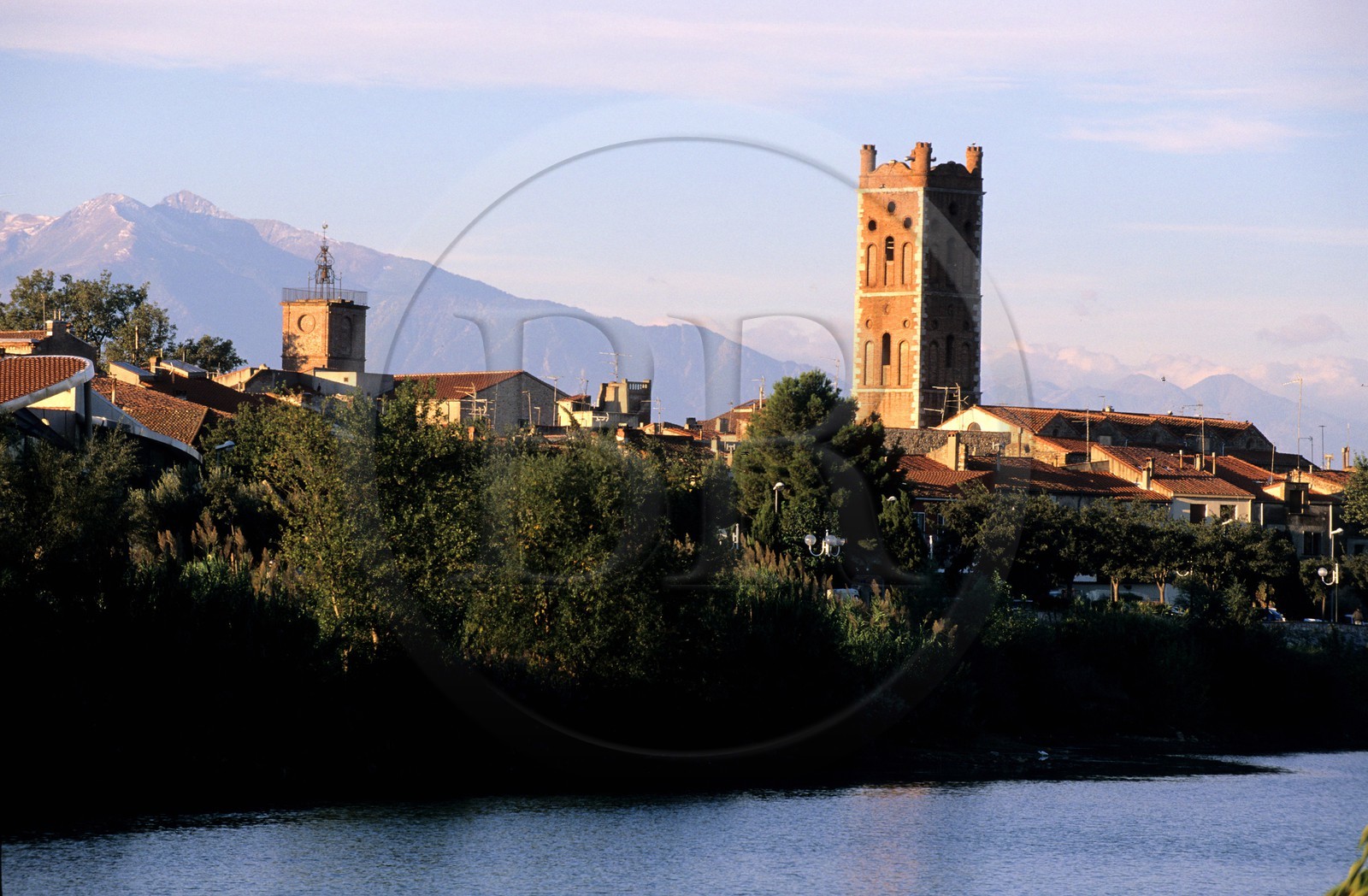 France, Pyrénées-Orientales (66), Rivesaltes au bord de la rivière Agly
