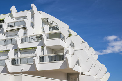France, Hérault (34), La Grande-Motte, labellisé patrimoine du XXème siècle, quartier du Couchant à l'ouest du port, l'immeuble Arena de l'architecte Paul d'Outreligne