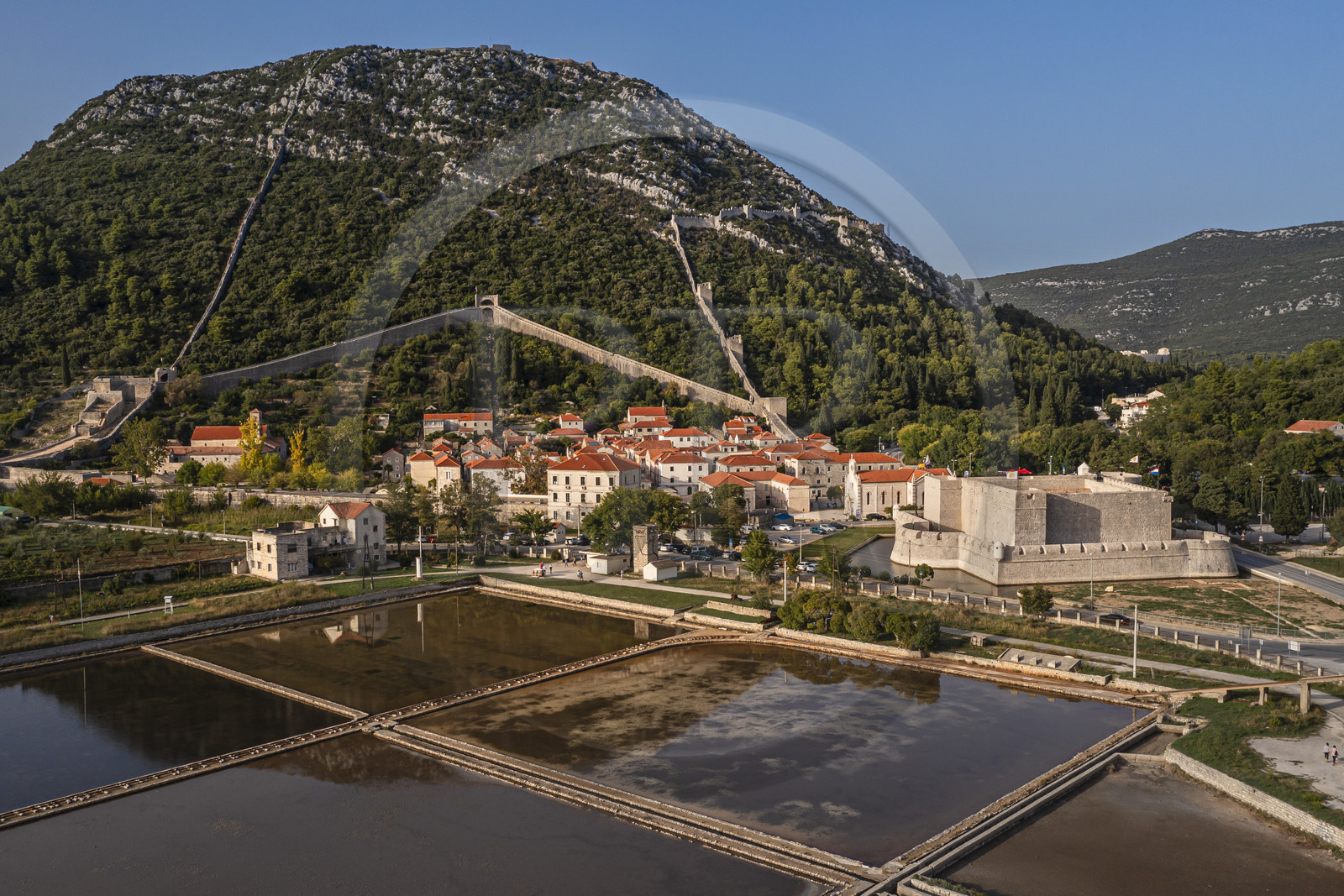 Croatie, Dalmatie, cote dalmate, presqu'ile de Peljesac, la vieille-ville de Ston et les anciens marais salants en premier plan (vue aérienne)