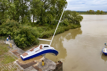 France, Loire-Atlantique (44), Le Pellerin, collection d'art contemporain à ciel ouvert Estuaire, le voilier sculpture de 9 m de long Misconceivable réalisé par l'artiste autrichien Erwin Wurm à l'écluse d'accès au canal de la Martinière sur la Loire (vue aérienne)