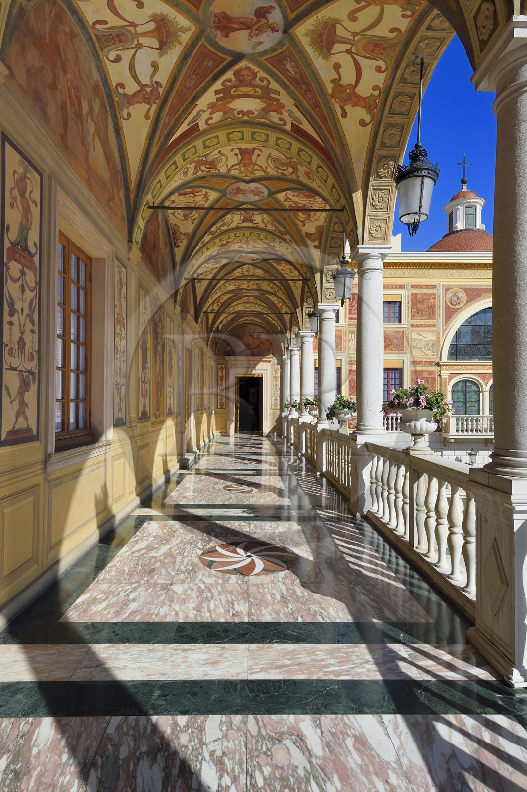 Principauté de Monaco, Monaco, le Rocher, le palais princier, galerie d'Hercule dans la cour d'honneur