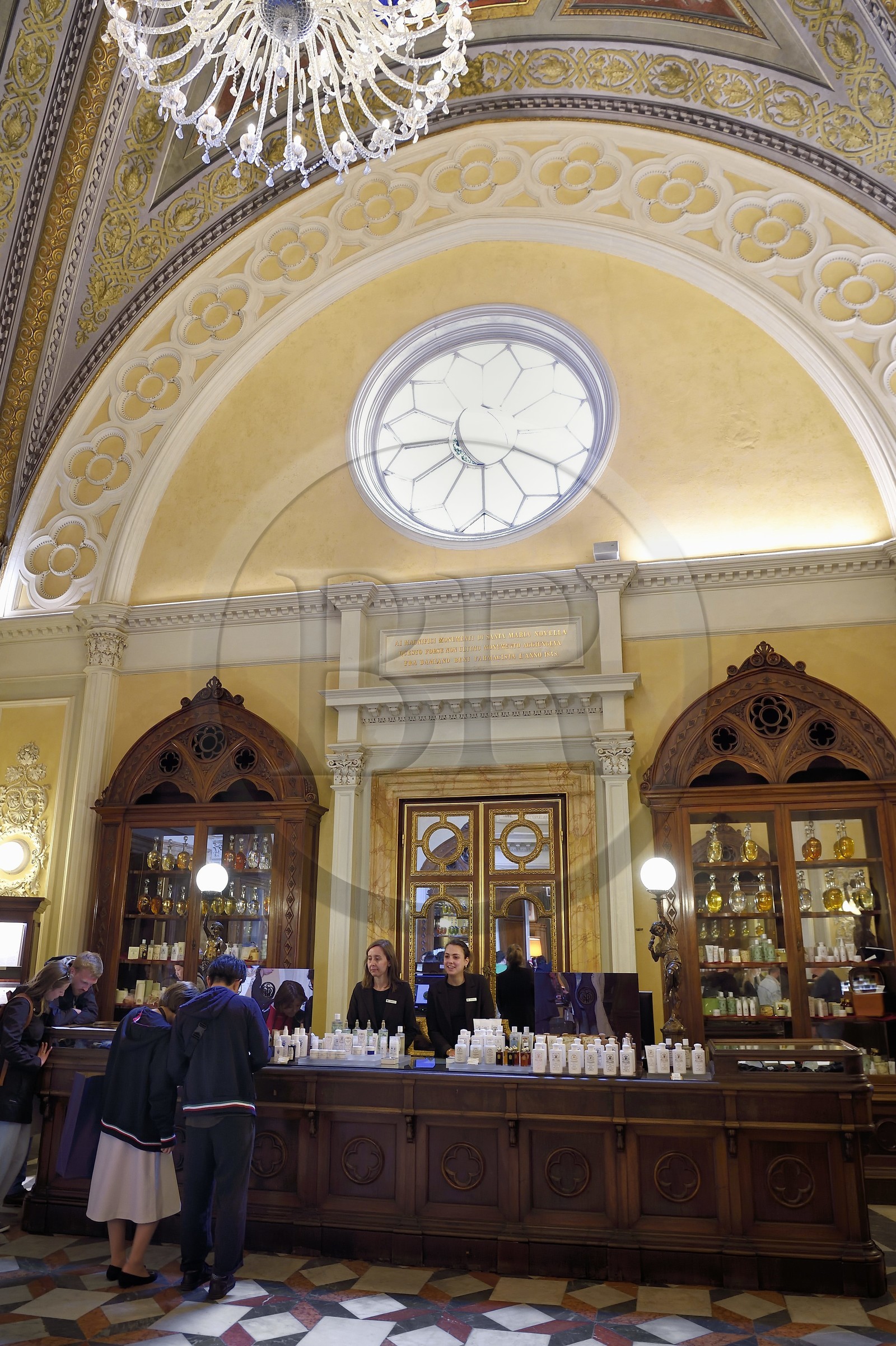 Italie, Toscane, Florence, centre historique classé Patrimoine Mondial de l'UNESCO, Officina profumo, farmaceutica di Santa Maria Novella, ancienne officine d'apothicaire italienne devenue une maison de parfum et de soins corporels, la salle des ventes principale