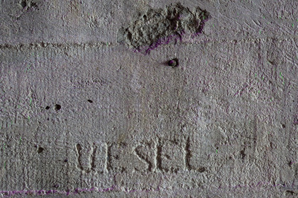 France, Loire-Atlantique (44), Saint-Nazaire, réhabilitation de la base sous-marine allemande construite lors de la dernière guerre mondiale et transformée en espace culturel, graffiti gravé dans l'alvéole 8 en mémoire au sous-marin U-338 dit Der Wilder Esel (l’âne sauvage)